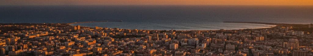 Vue aérienne du Plateau à Dakar au coucher du soleil.